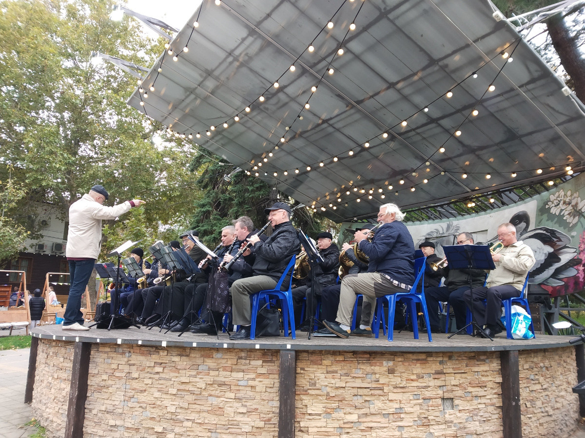 Духовой оркестр выступает на сцене "Ракушка" (фото автора публикации 1 из 5)
