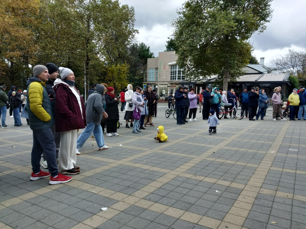 Зрители на выступлении духового оркестра (фото автора публикации 3 из 5)