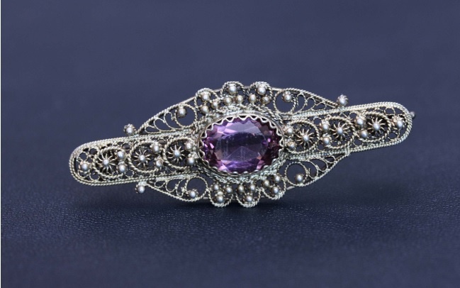 Брошь серебро 916 пробы, вставка - ювелирное стекло, изготовлена в артели "Московский ювелир" в 1957 году