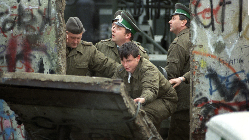     После завершения Второй мировой войны на территории английского, французского и американского секторов оккупации Берлина появилась особая политическая единица — Западный Берлин. Протяжённость её границы с ГДР составляла 164 км, из них около 44 км — по черте берлинской городской застройки Gettyimages.ru dpa/picture alliance