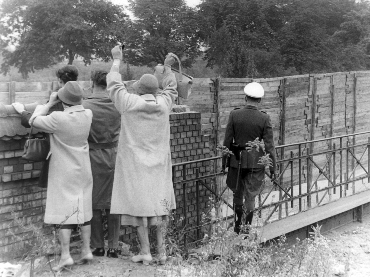    В августе 1961 года руководство Социалистической единой партии Германии, заручившись поддержкой компартий других соцстран, приняло решение о закрытии границы с Западным Берлином. 13 августа 1961 года на границе между Западным и Восточным Берлином началась установка временных заграждений / globallookpress.com / dpa