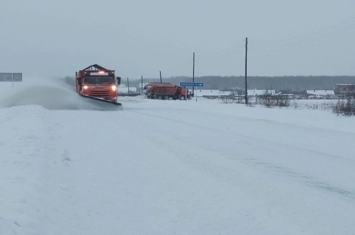    На Урале региональные дороги очищают от снега 256 единиц техники
