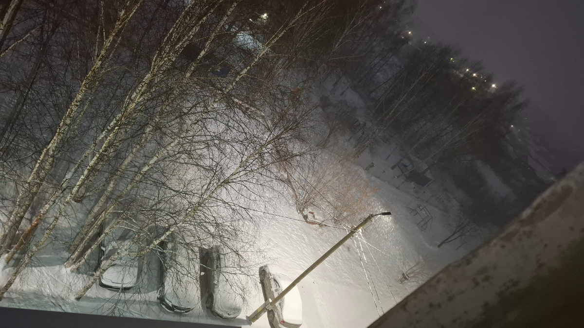 Раннее утро. Ещё темно, но тем заметнее, сколько снега выпало за ночь.