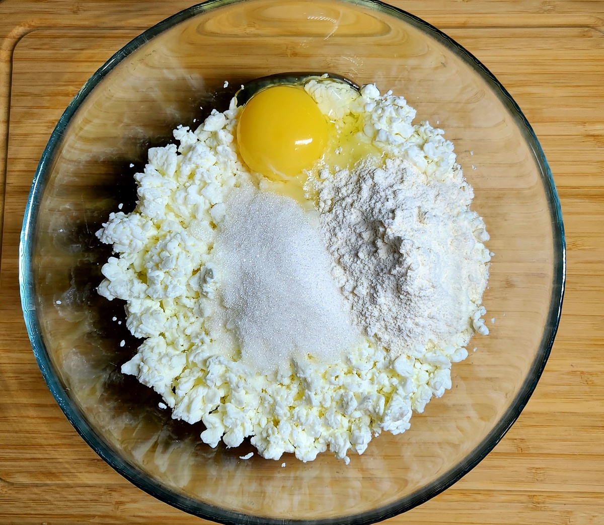 Не стоит использовать мягкий творог,  в нем много влаги, тесто получается слишком жидким и для компенсации придётся добавлять много муки, что сильно испортит вкус сырников.