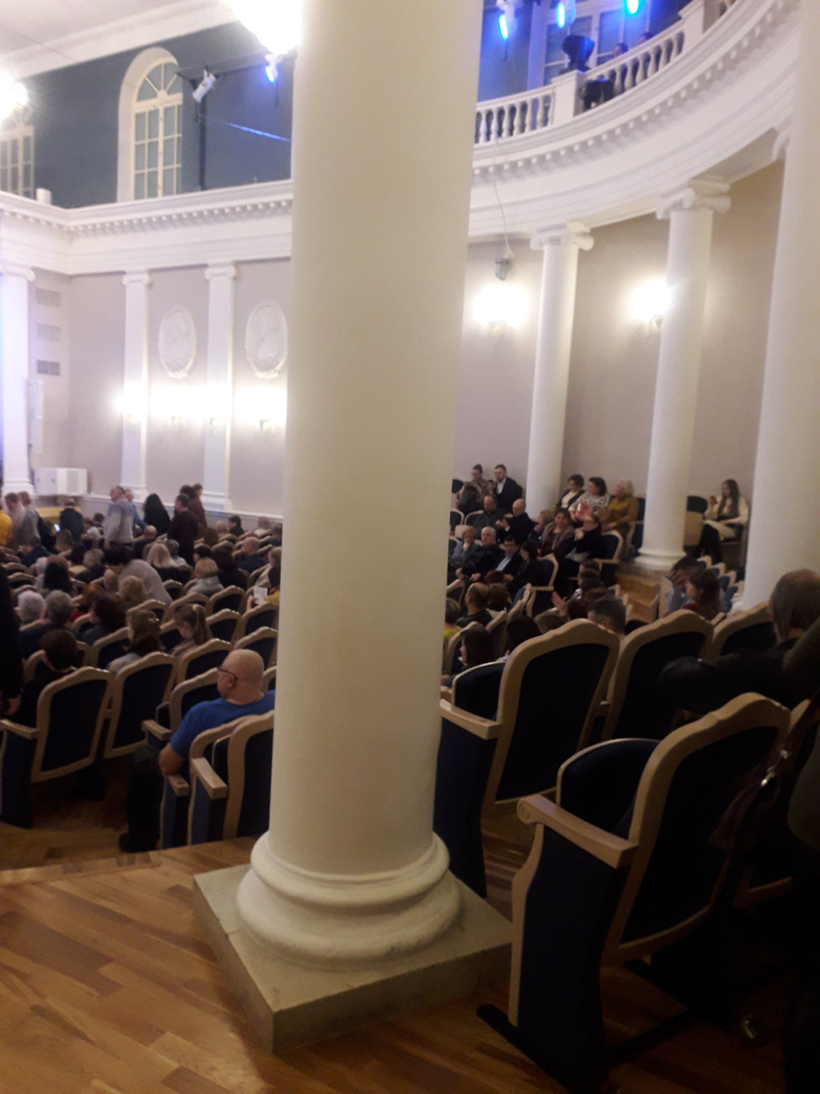 Зрительный зал представлен амфитеатром и балконом; ещё есть малый зал