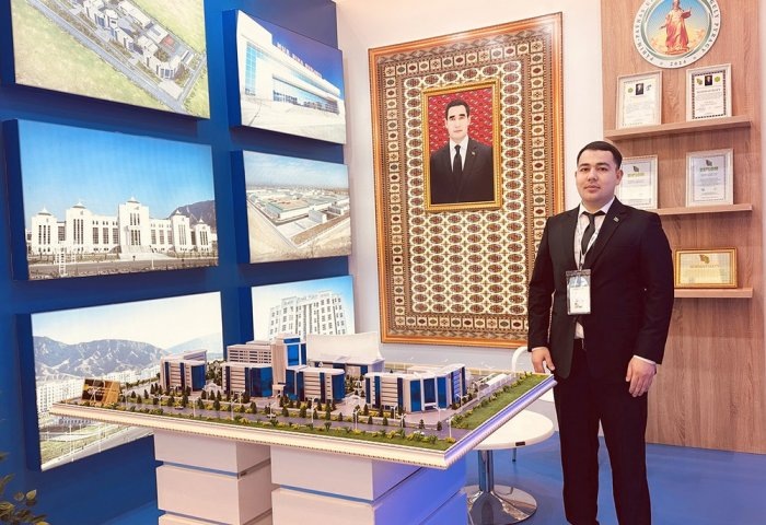 Представитель Nur bina gurluşyk презентует макет Вуза СППТ на выставке CIET 2024, 3-5 ноября, 2024 г., Ашхабад, Туркменистан