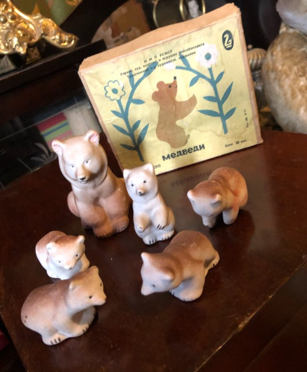 А вот сам и набор. Да, краска нестойкая, истиралась, зато не просто дёшево, а ультрадёшево! И дети получают первичную информацию об анатомии животных. Познакомившись с такими игрушками, они теперь точно медведя с крокодилом не спутают!  Фото взято из свободного доступа в интернете. 