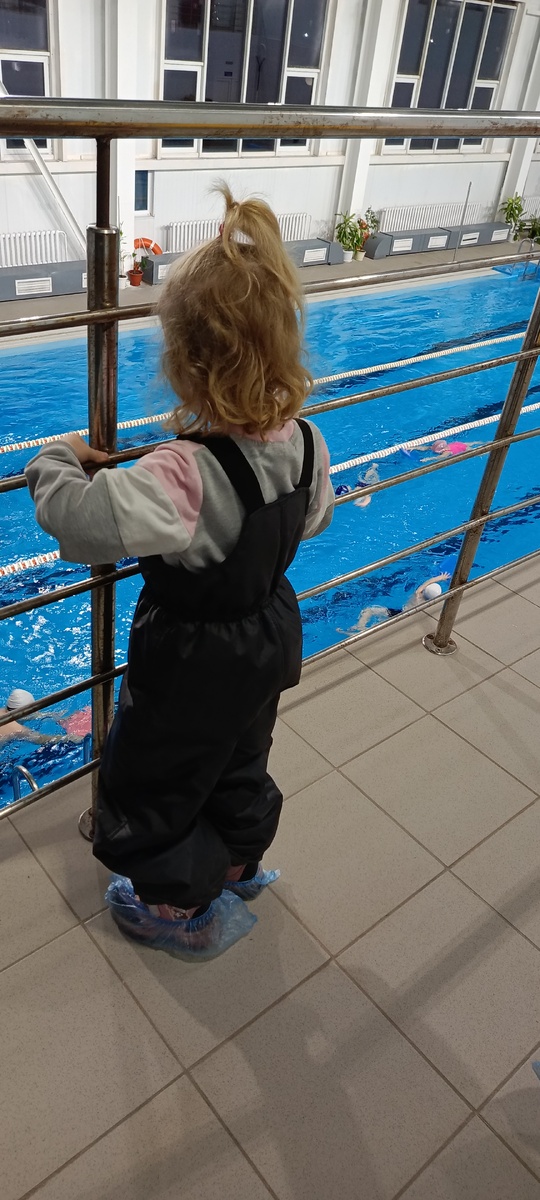 Пришла смотреть как брат плавает ❤️