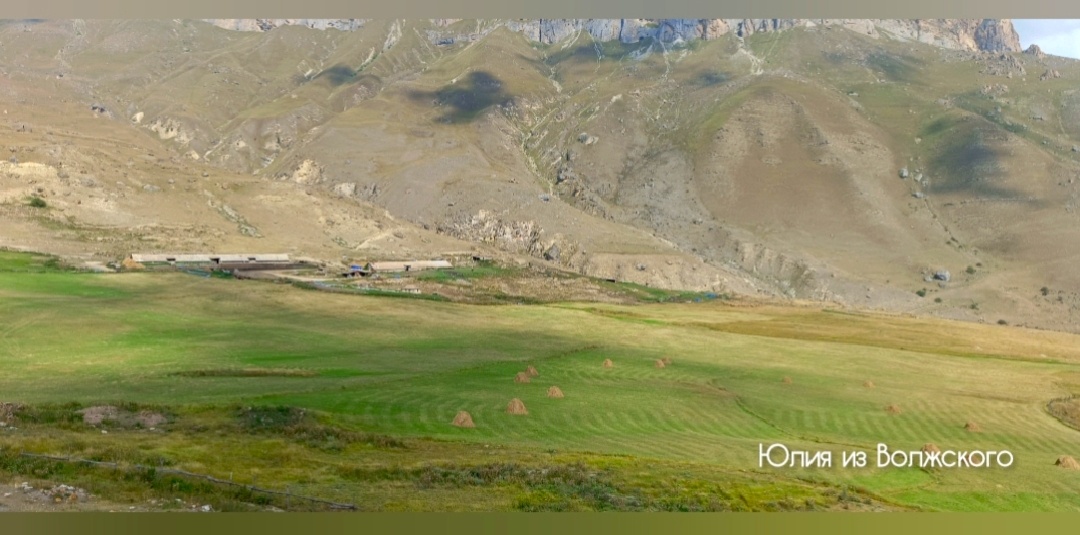 И на земле видно тени от низко проплывающих облаков:) 