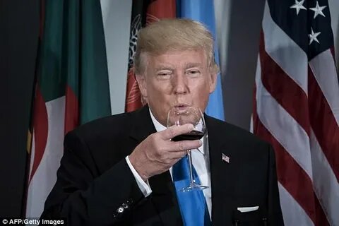Дональд Трамп держит бокал вина не как ценитель вина и хозяин огромной винодельни
