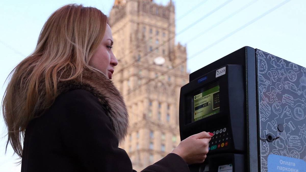    Стоимость парковки при динамическом тарифе зависит от загруженности улицы. При минимальной занятости денег с карты автомобилиста могут и не списать / Фото: Шарифулин Валерий / ТАСС