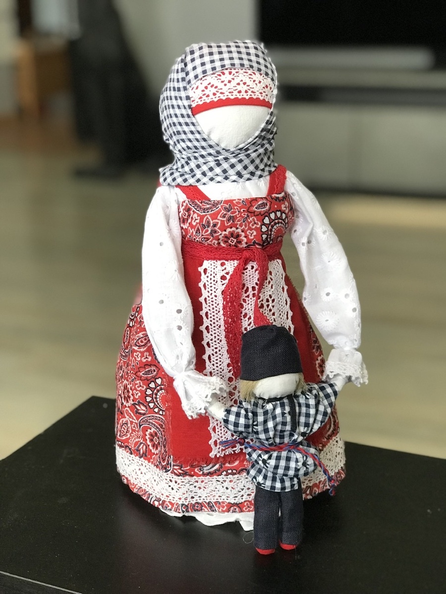 Автор Васильева Элина, кукла-Ведушка. Материал: хлопок, лён. 