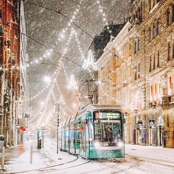 снег шел несколько дней и уже 