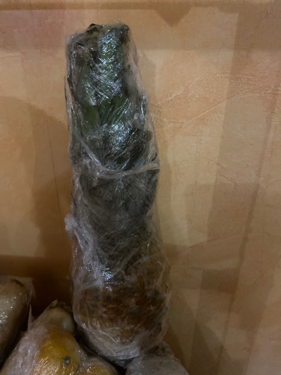 Ананас мини в магазине стоит 300₽