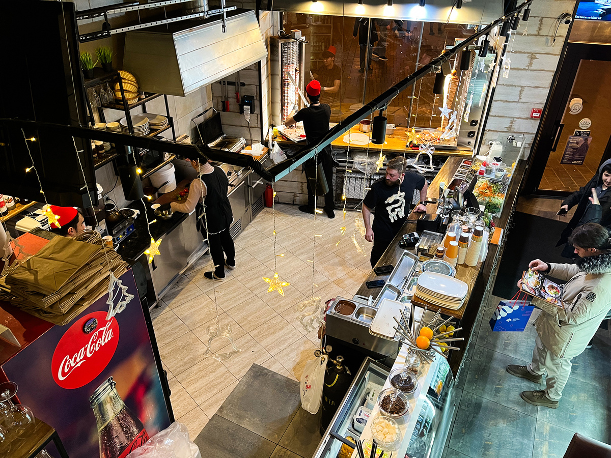 Вид на кухню сверху →