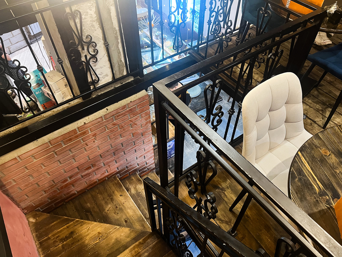 Лестница на первый этаж →