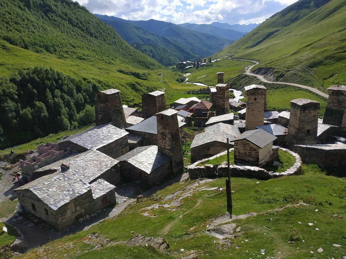 Чажаши, ниже - Муркмели, где от схода лавины с правого склона погибло 14 человек. Уцелели дома, защищенные сванскими башнями. Третья башня справа относится к дому Гиа, нашего гостеприимного хозяина. там еще можно разглядеть детишек Георгия на крыше.
