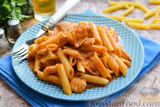 куриное филе, капуста белокочанная, макароны, лук репчатый, томат-паста, сметана, паприка молотая, масло растительное, соль, перец чёрный молотый