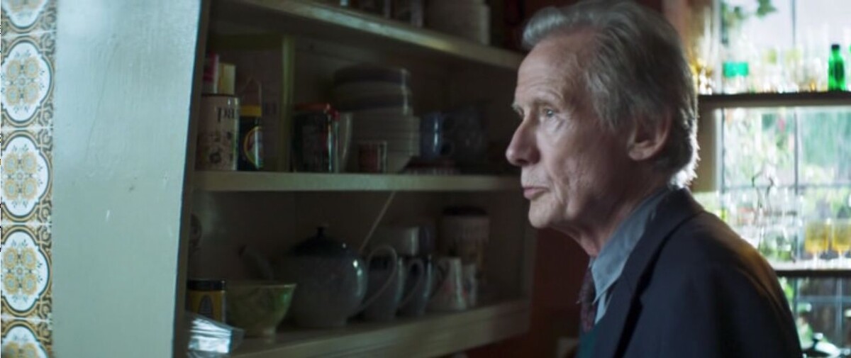 Эдвард больше работает по дому, заваривает чай, готовит. Он вообще более хозяйственный