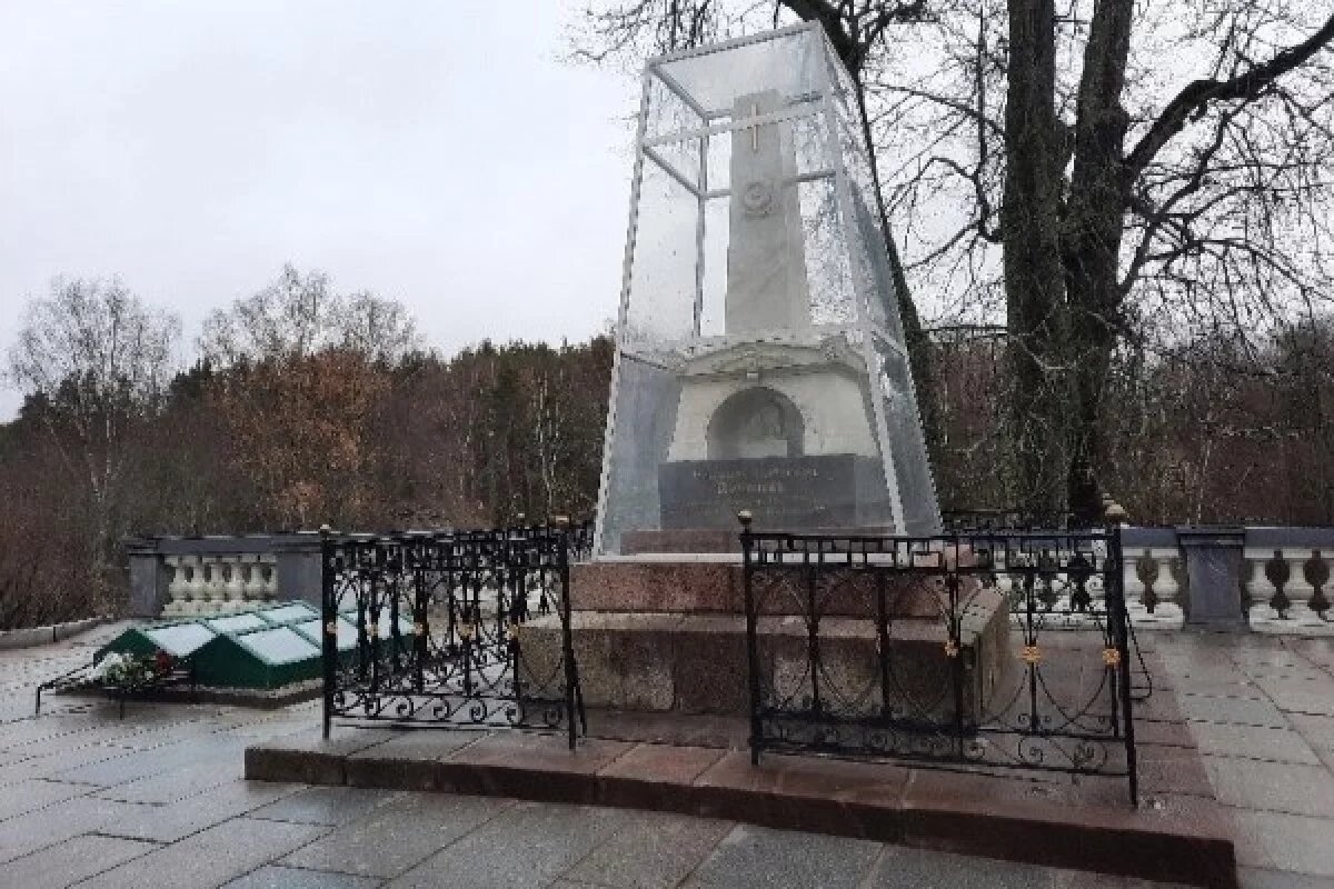    Могилу Пушкина и захоронения Святогорского монастыря защитили от непогоды