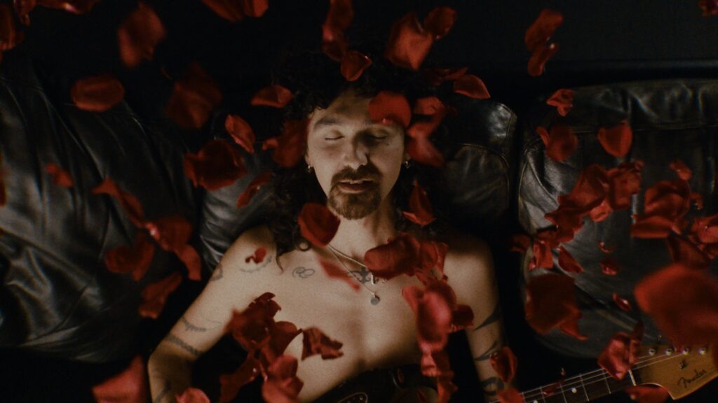 Кадр из клипа «В голос петь» smirnov  📷
