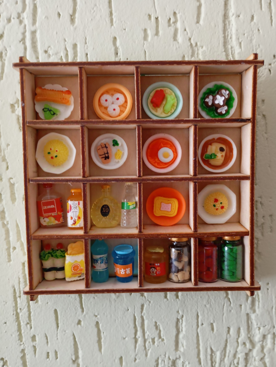 Витрина с едой и запасами консервации