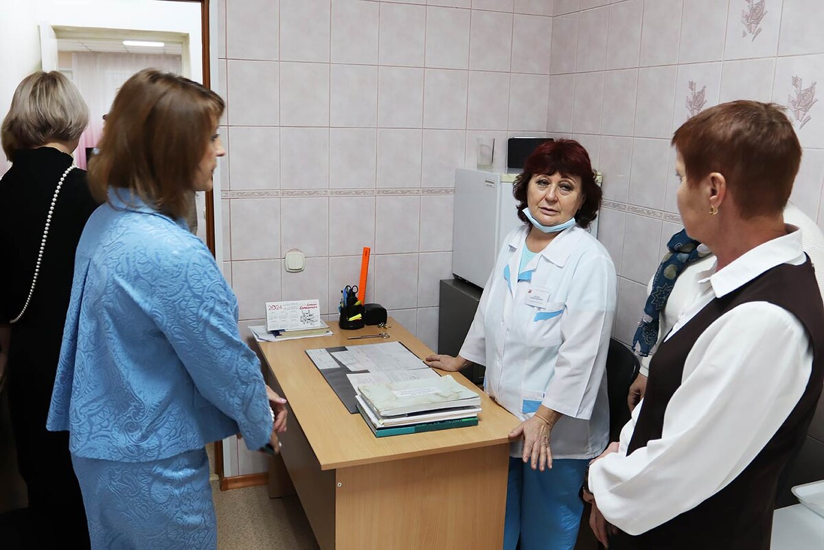 Надежда ЖИГУРОВА отвечает на вопросы в процедурном кабинете. Фото Вячеслава ПЕТРОВА.