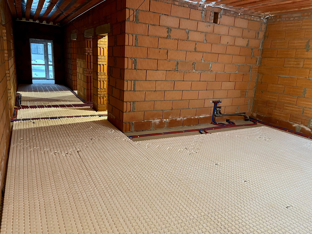 Фото 2. На фото монтаж теплого пола выполнен на всей площади помещения за исключением кухонной зоны.