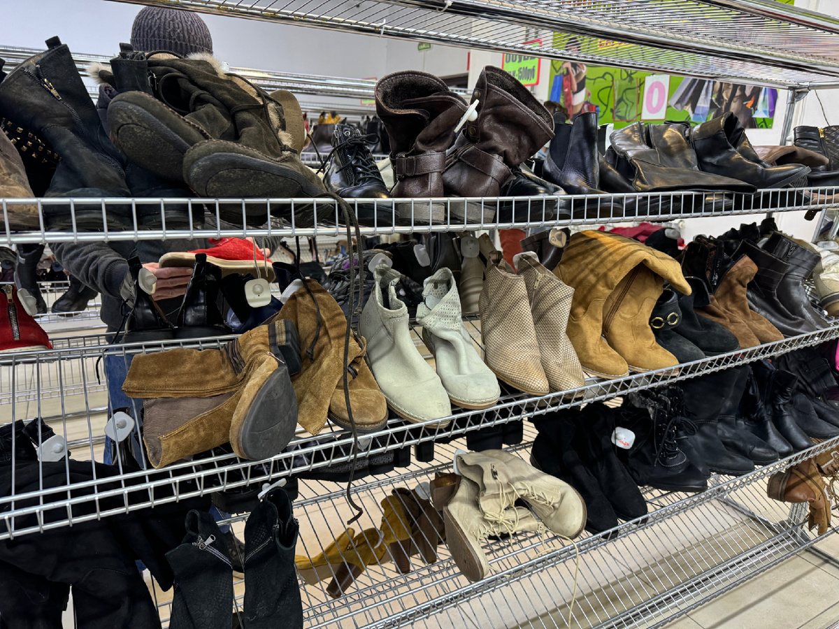 Обувь по 1000, одна из четырех стоек