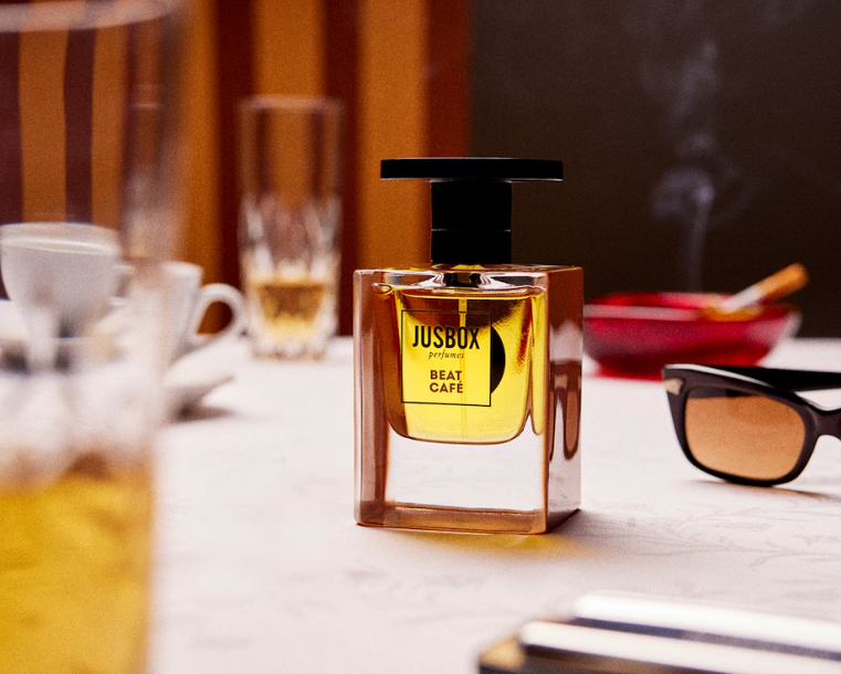 Jusbox Beat Cafe Eau de Parfum — это аромат, который способен перенести вас в мир ночных ритмов и ярких эмоций. 