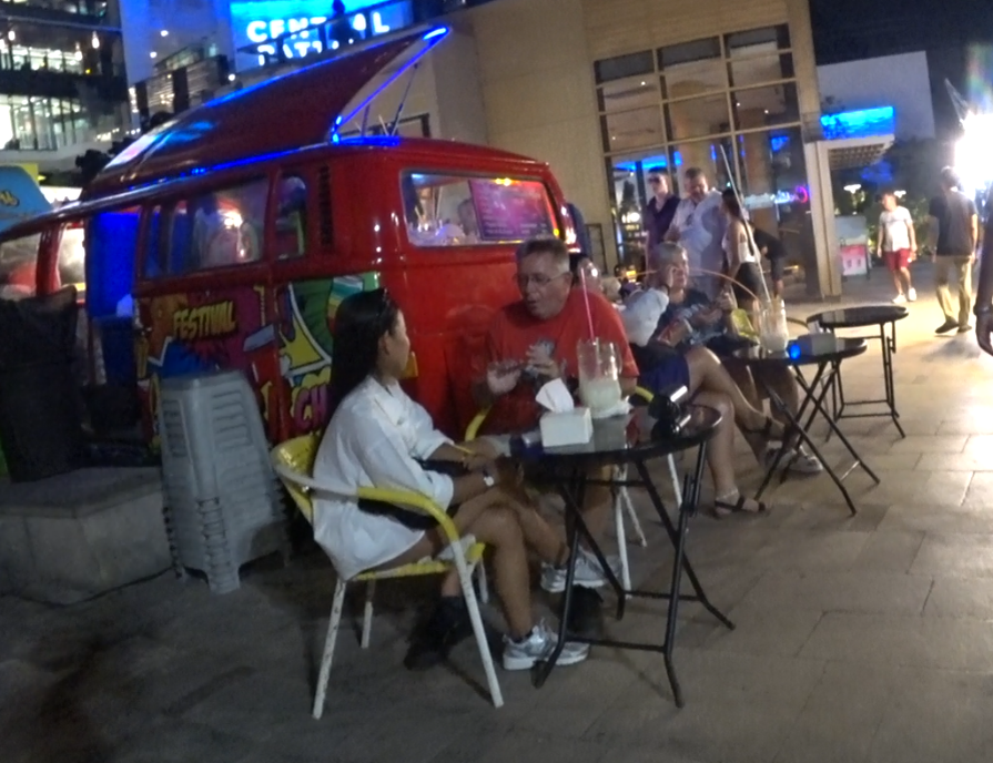 Стандартная ситуация. Сидит чешет ей про свою дочку. А ей так интересно, аж жуть.