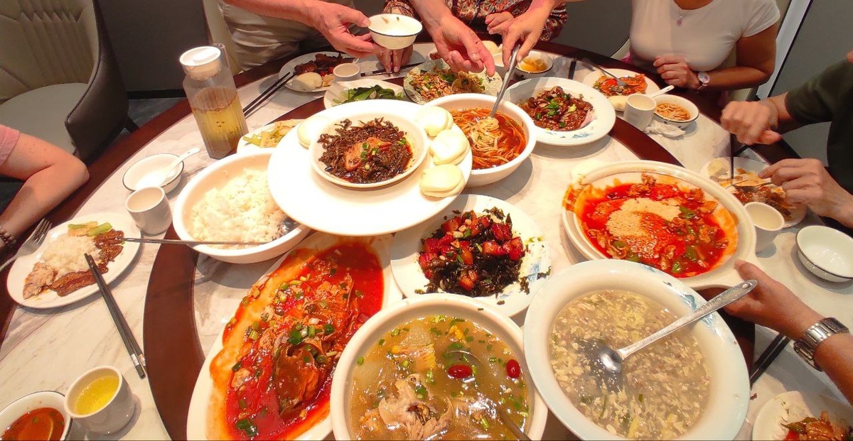 Обычный вариант еды в кафе - круглый стол с большим количеством блюд. 