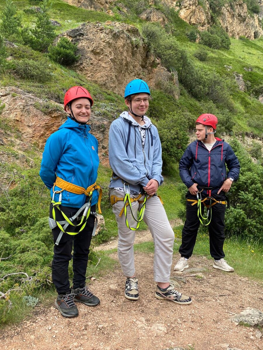 У парня в очках сегодня день рождения! 