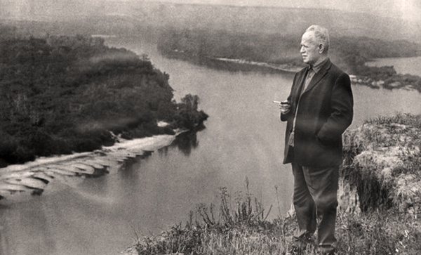 Михаил Шолохов на берегу Дона