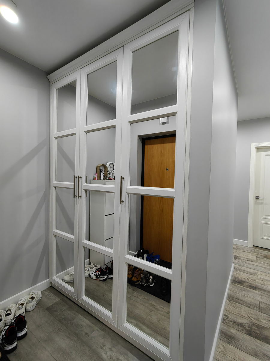 Зеркальный шкаф в прихожую: компактно, стильно, функционально