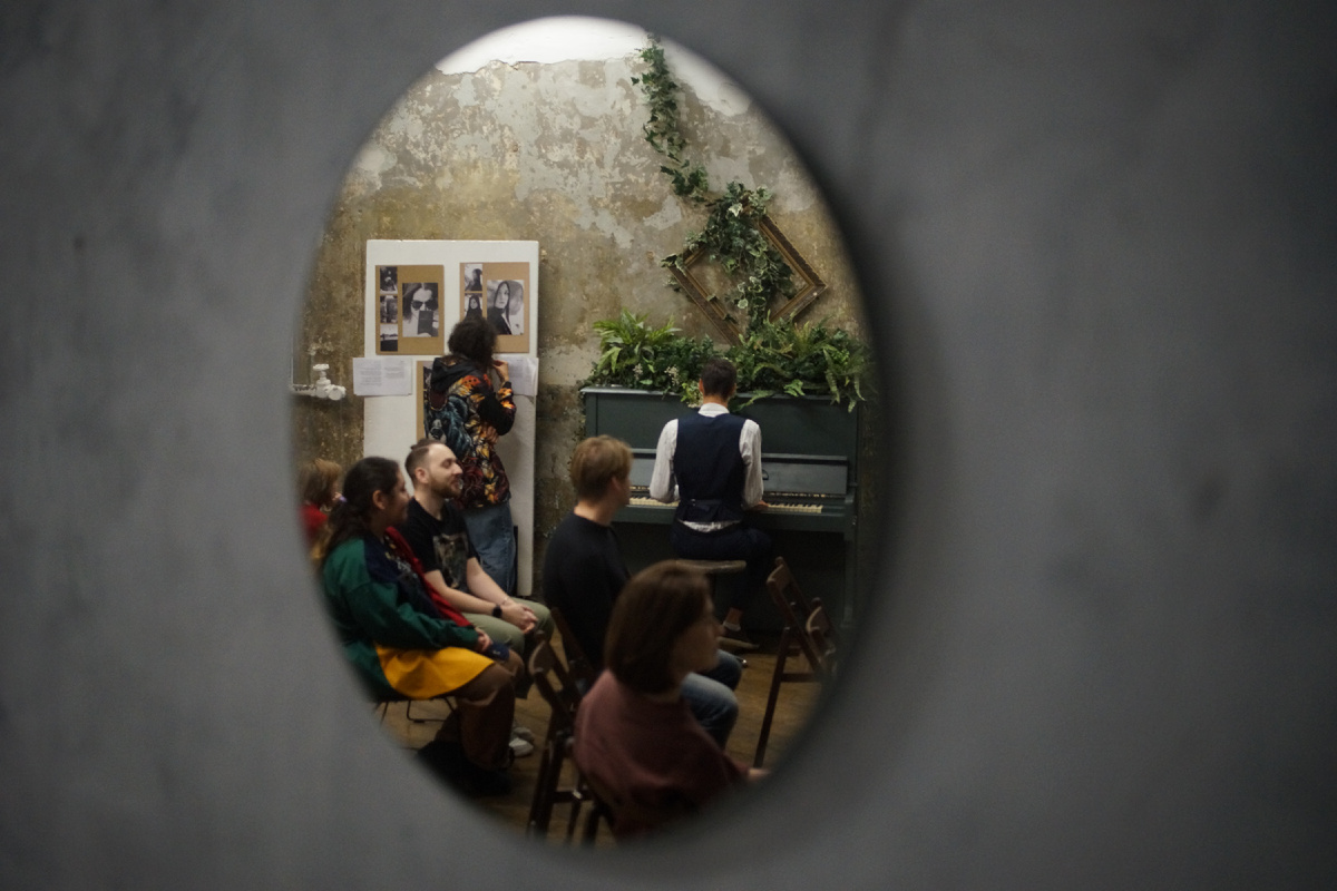 Открытие выставки началось с виртуозной импровизации пианиста Дмитрия Королева.