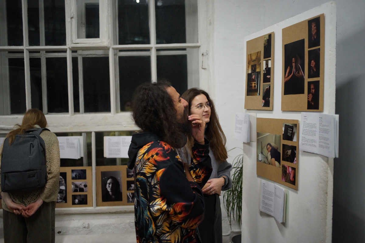 Можно было посмотреть на портреты и истории героев, а также почитать историю интереса фотографа