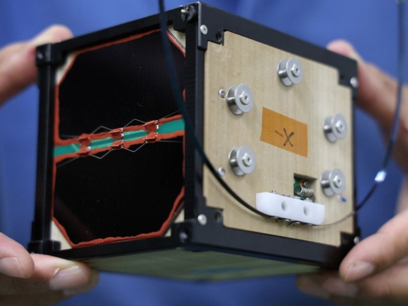    В Японии первыми в мире запустили в космос деревянный спутник