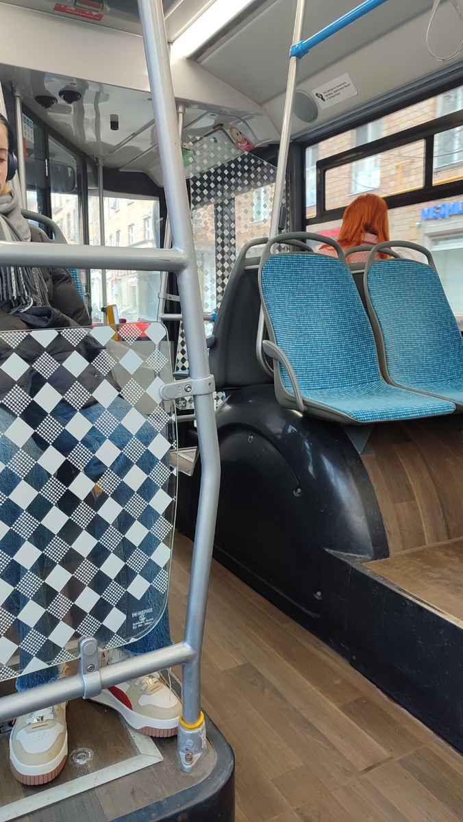 Автобус. Но не в 7:30 утра, как обычно, а в 11:30 ))