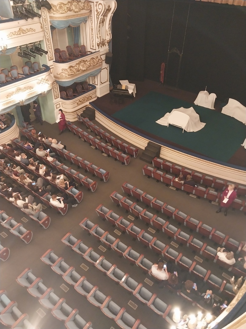 почему так мало людей в партере? - я за час пришла; а снимала за полчаса до начала спектакля