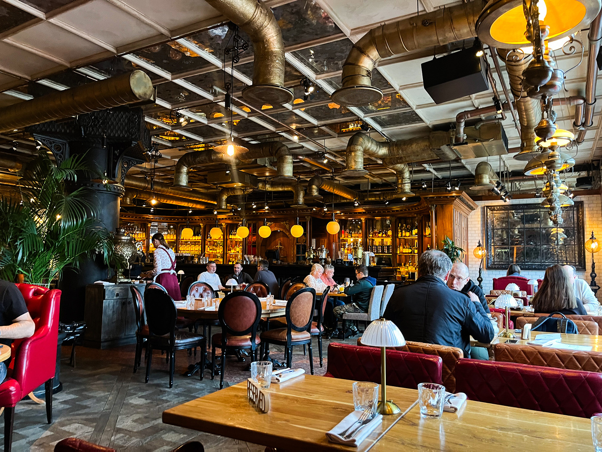 Вид на зал ресторана «‎Матрёшка»‎ →