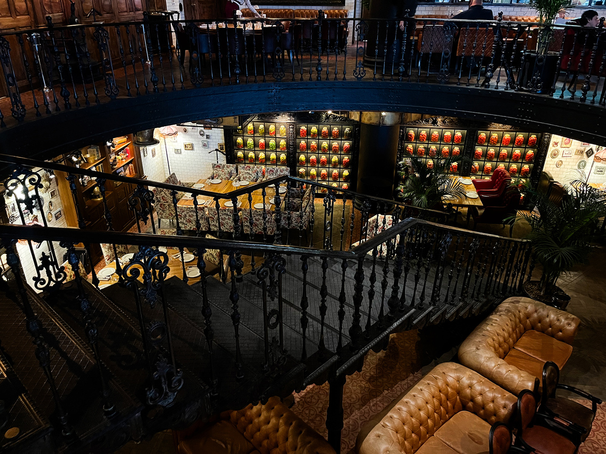 Лестница на первый этаж →