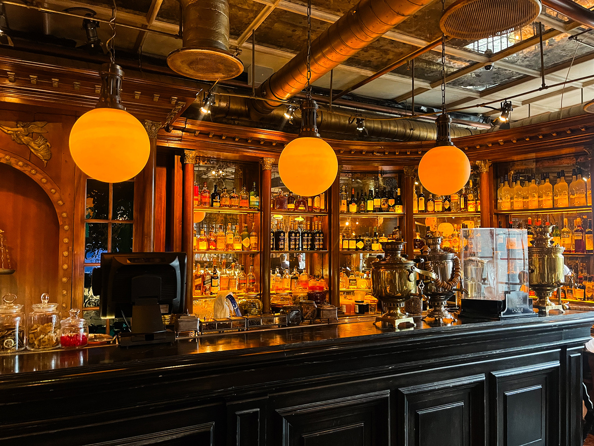 Антикварная аптека-бар, найденная у частных коллекционеров и привезенная из Парижа →