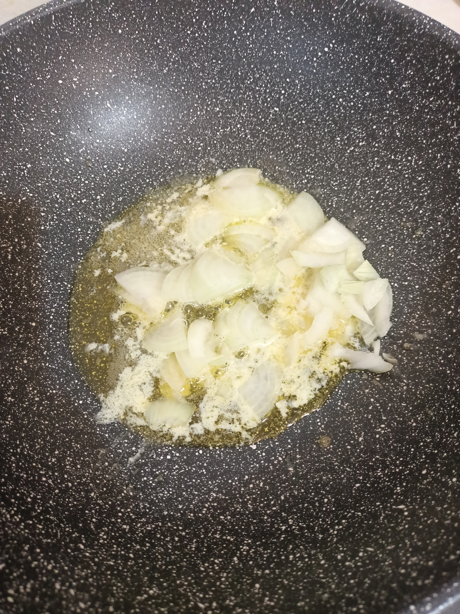 Обжариваем лук