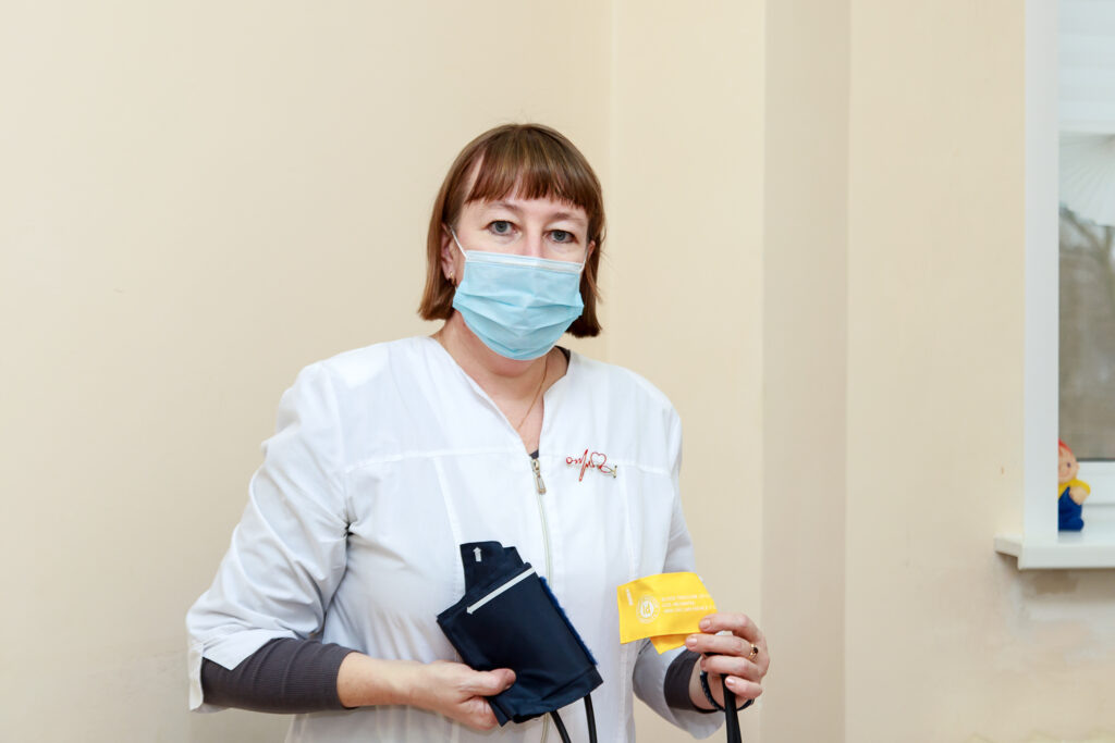 Для  ребят разных возрастов у врача разные манжеты для измерения  артериального давления. Самая маленькая – для новорожденных – в обхвате  всего 7-12 сантиметров. «Взрослую» манжету Татьяна Евгеньевна обычно  применяет у пациентов лет 15-ти.