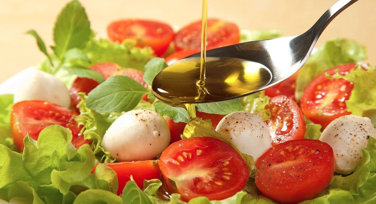    Нерафинированное масло — идеальный вариант для заправки свежих салатов. Источник изображения: arganbiohouse.ru