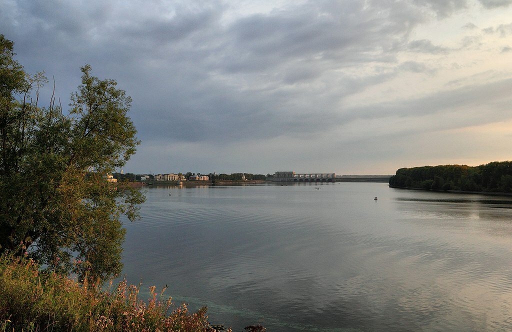 Важно учитывать и погодные условия: пасмурное небо и небольшой ветерок могут способствовать лучшему клёву. Фото: Alexxx1979 / Wikimedia