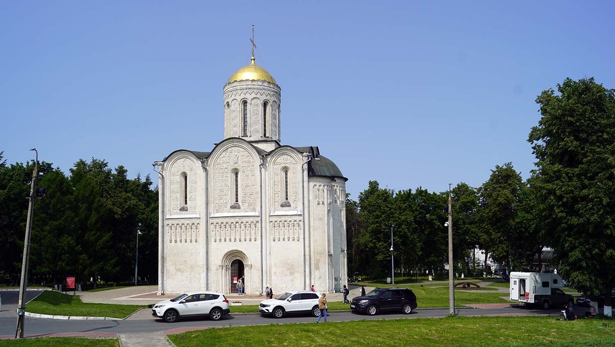 Когда-то рядом с храмом располагались княжеские палаты