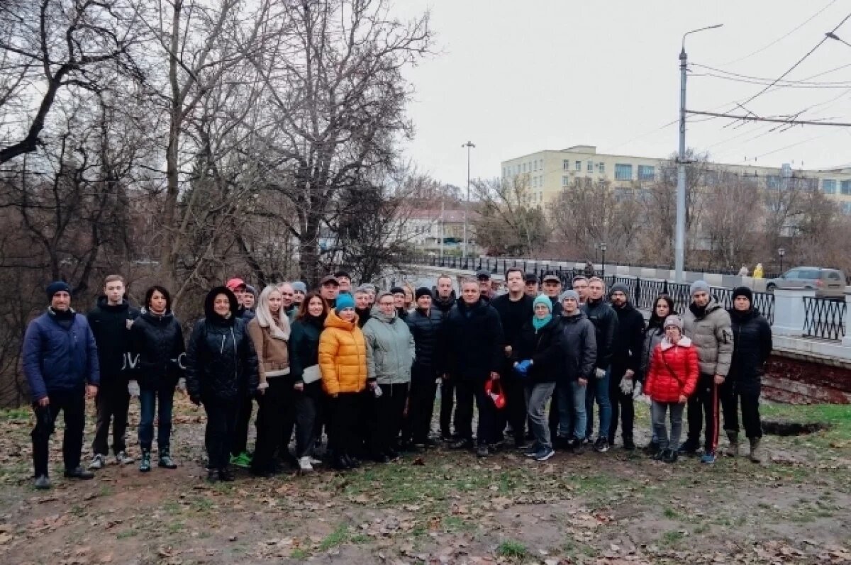    Сотрудники городской управы Калуги провели субботник у Каменного моста