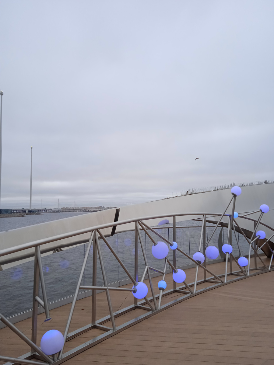 На набережной у Лахта Центра